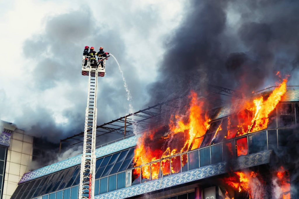 pompiers-eteignent-grand-incendie